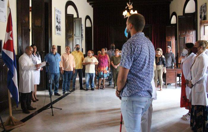Visitantes y personal de Salud en un acto