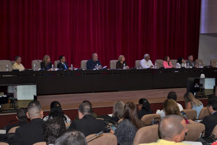 Presidencia y participantes en el Congreso