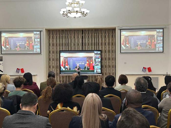 Díaz-Canel dialoga con funcionarios y estudiantes cubanos en China 