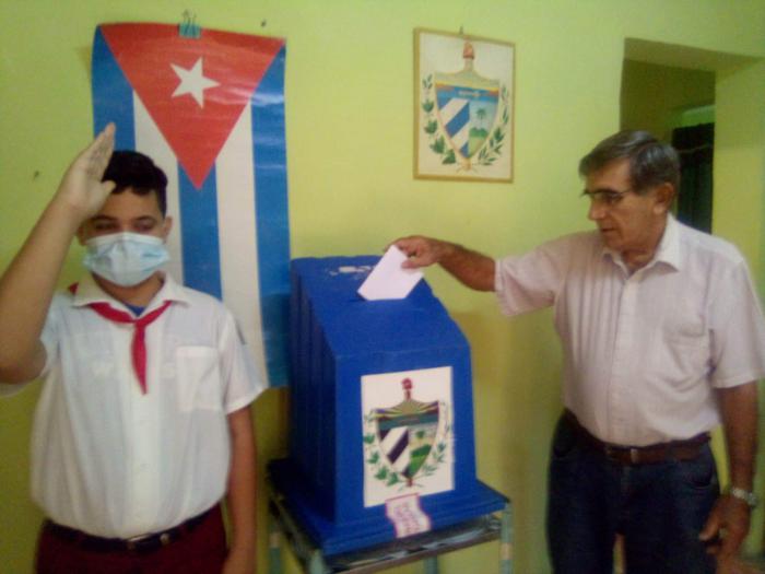 Votación en Colegio No. 1, circunscripción 82 del municipio de Cerro.