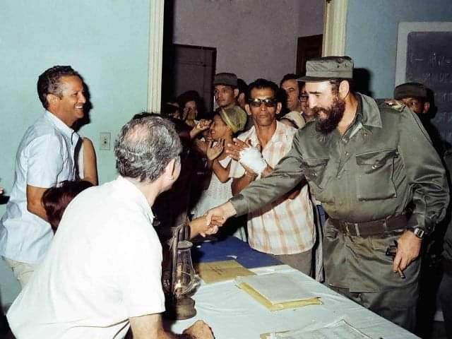 Fidel Castro en su colegio electoral