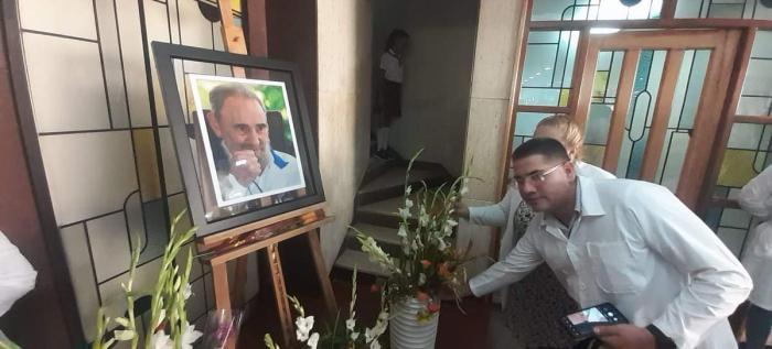 Médicos ponen flores en foto de Fidel