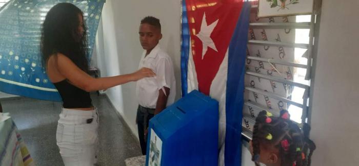 Mujer votando