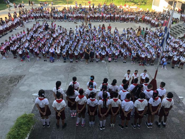 Inicio curso escolar 2022-2023 en escuela primaria Raúl Gómez García