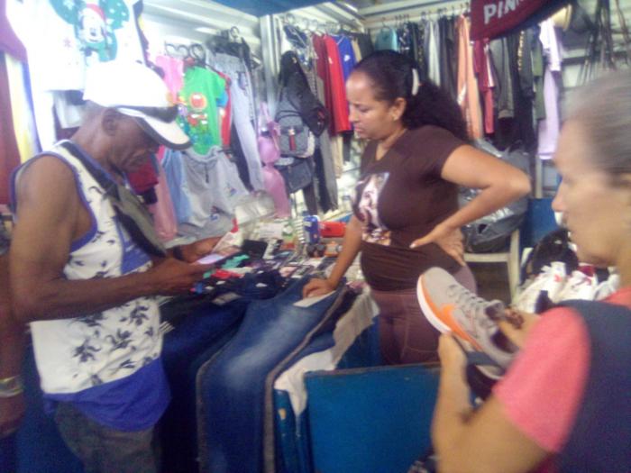 Personas comprando