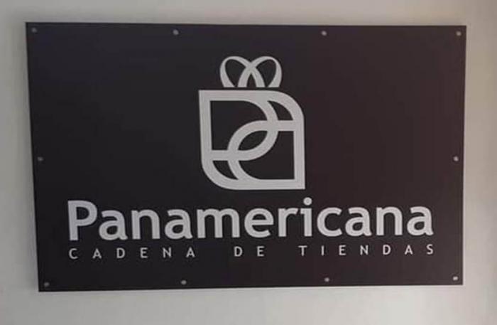 Cartel con logo de tiendas Panamericanas