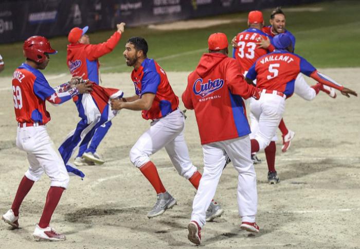 Cuba vence a Venezuela y sigue peleando en la Copa Mundial de softball