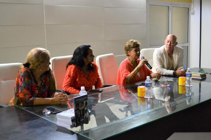 Las dos locutoras autoras del libro, Idania Martínez Grandales y Rosalía Arnáez González, junto a dos personas