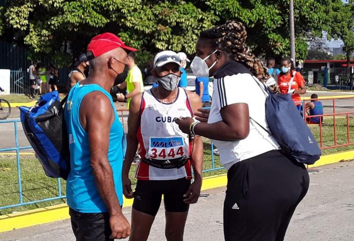 Antuane Depestre Arenas junto a dos deportistas