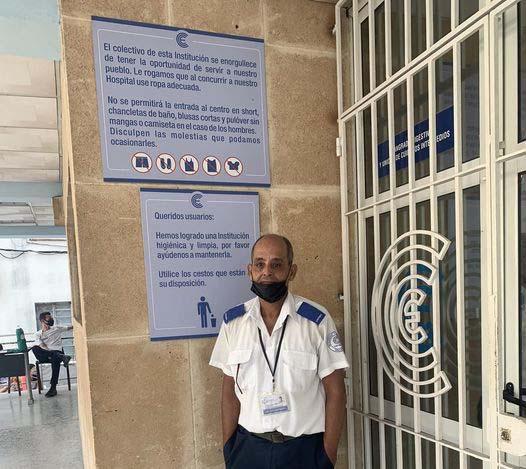 Trabajador del Centro Nacional de Cirugía de Mínimo Acceso