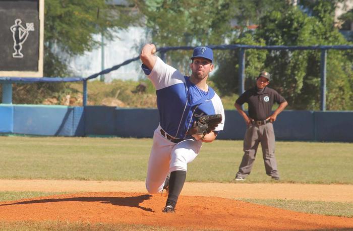 Constructores y Gran Habana mandan en Copa Benito Camacho