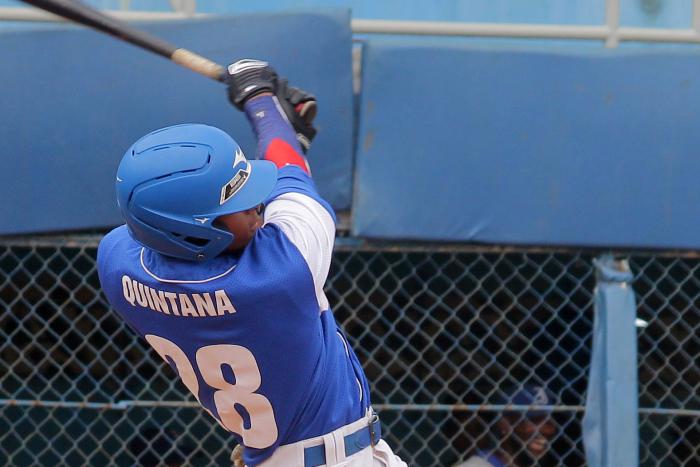 Yosimar Quintana bateando
