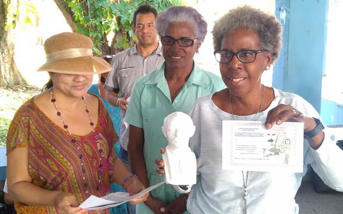 Entrega de reconocimientos a educadores destacados