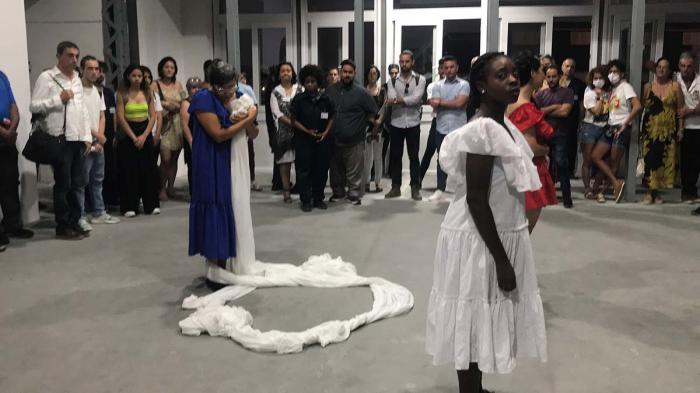 El collar es la más reciente obra de la Comunidad Creativa Oficio de Isla, bajo la tutela del maestro Osvaldo Doimeadios.