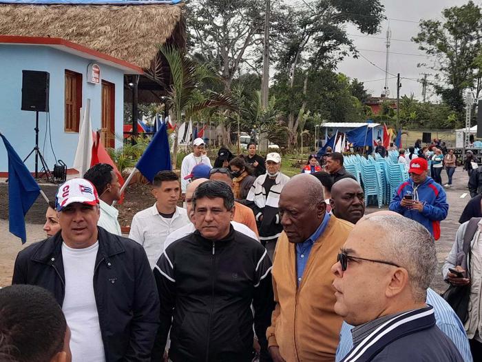 Durante el recorrido visitaron algunas de las obras inauguradas.