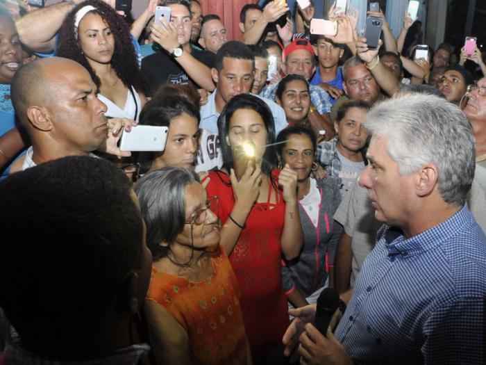 Miguel Díaz-Canel junto a varias personas del pueblo