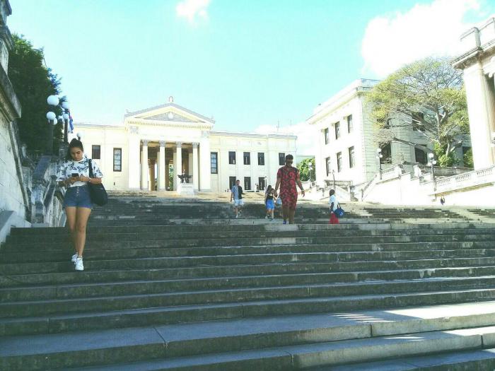 Estudiantes en la escalinata de la universidad de La habana
