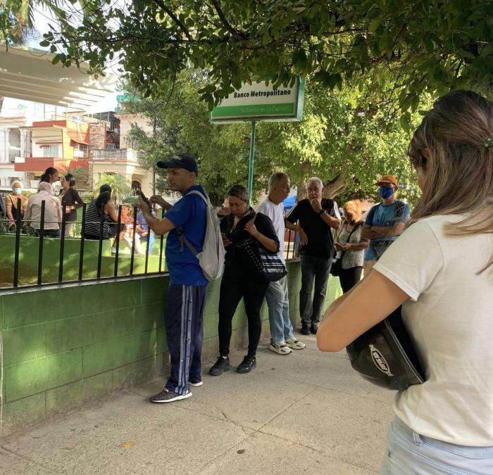 Personas haciendo cola en el Banco metropolitano
