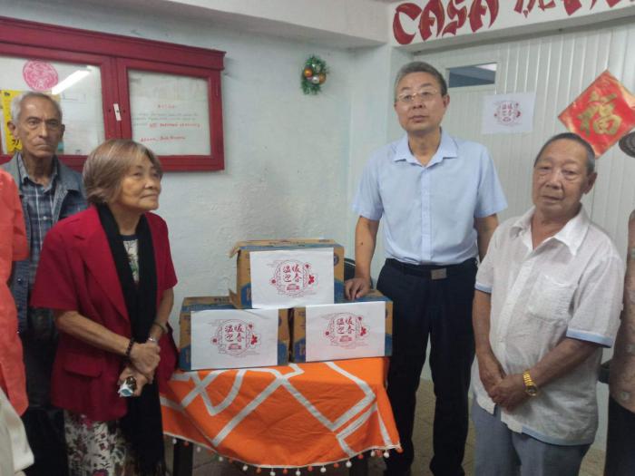 El embajador junto a parte de los donativos.