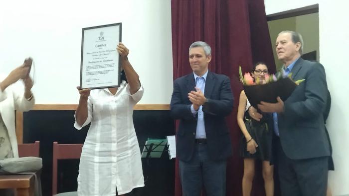 Momento de la entrega de entrega de Certificado de Excelencia a la UCPEJV.
