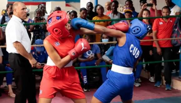Dos boxeadores en el primer cartel oficial de boxeo femenino en Cuba.