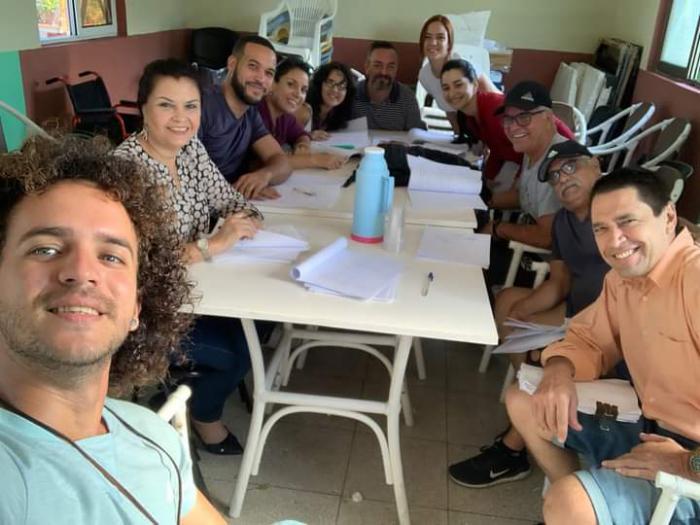 Eduardo Eimil junto a parte del elenco en los ensayos de Viceversa