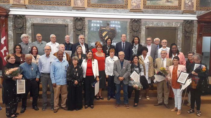 Destacados científicos de todas las ramas del saber fueron distinguidos en el Día de la Ciencia en Cuba.