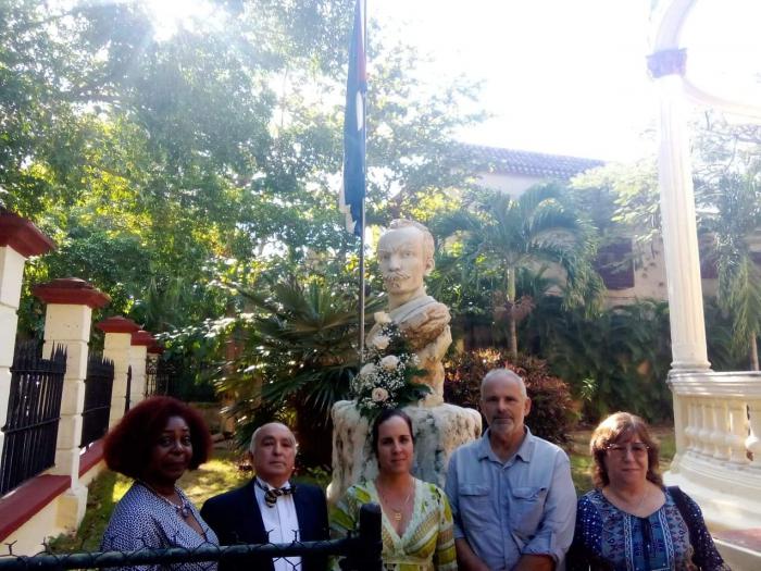Participantes en el homenaje a Martí.