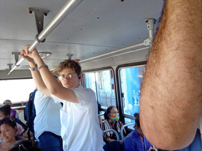 Joven en una guagua