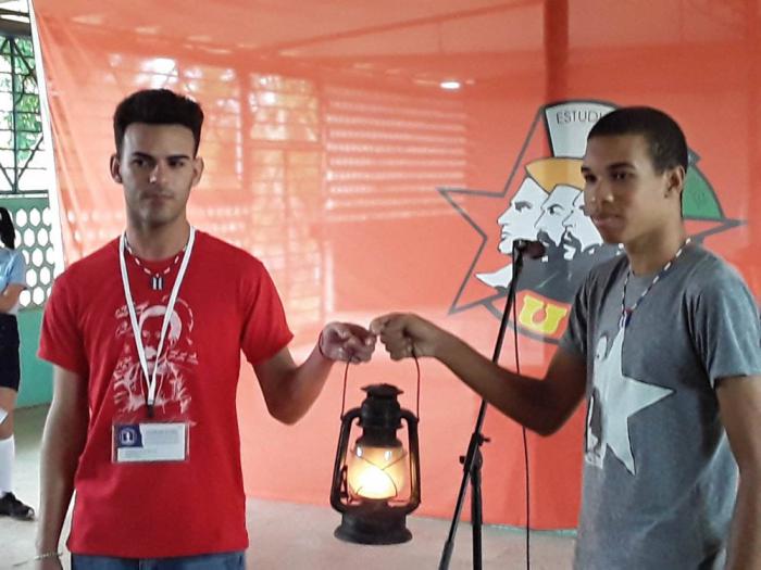 Traspaso de la llama que encenderá antorchas en marcha en honor a Martí