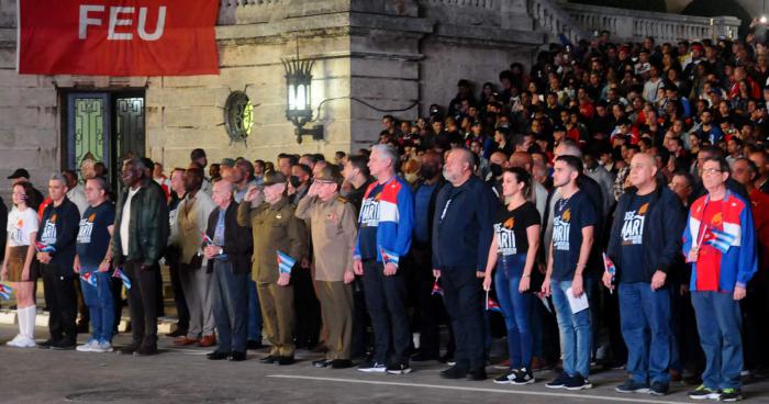 Dirigentes y estudiantes en la Marcha de las antorchas