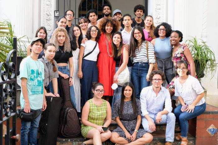 Yilian Cañizares y coordinadores del proyecto junto a jóvenes músicos