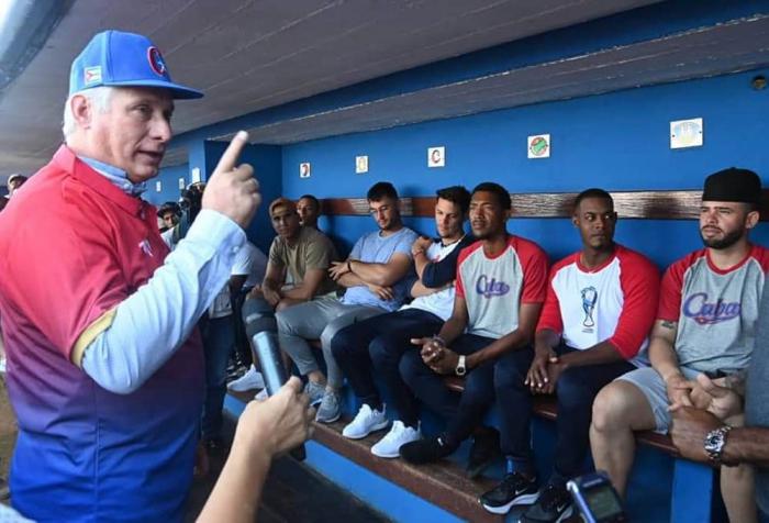 Díaz-Canel intercambia con peloteros cubanos al Clásico