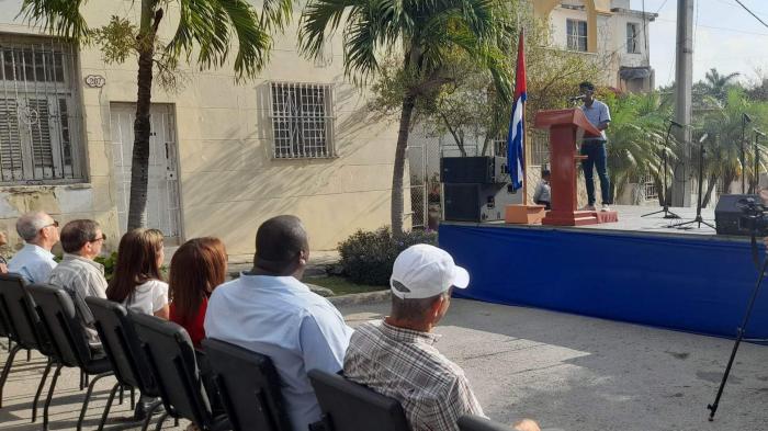El acto de recordación se celebró frente a la casa donde nació Camilo Cienfuegos hace justo 91 años.