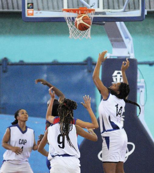 Mujeres jugando baloncesto