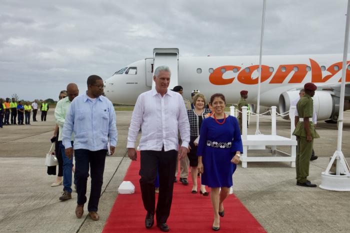 Miguel Díaz-Canel en el aeropuerto de Belice