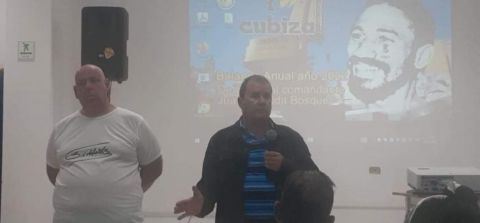 El director general de la Empresa Cubiza ( dcha) reconoce el desempeño anual de la UEB Armando Mestre.