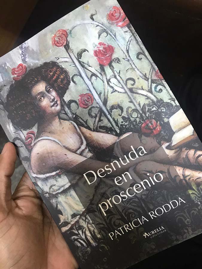 Poemario Desnuda en proscenio