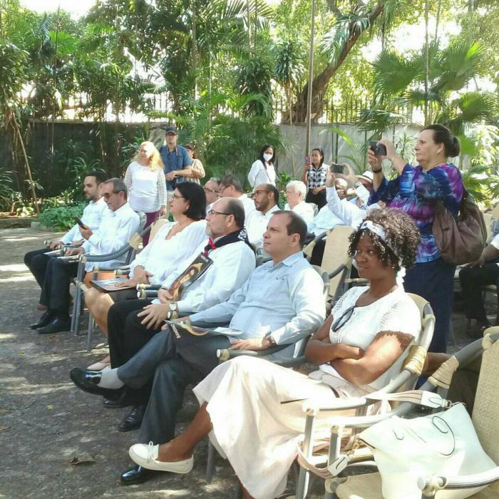 Personas en el acto