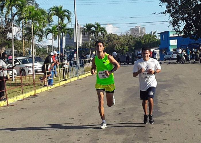 Dos personas en una carrera