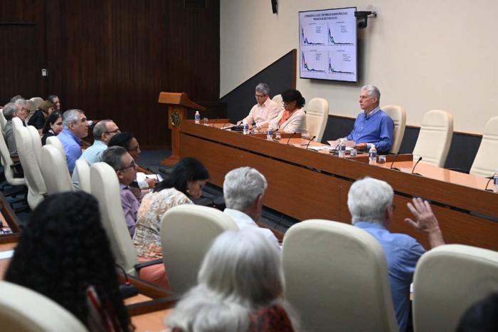Díaz-Canel se reúne con científicos y expertos en tema salud