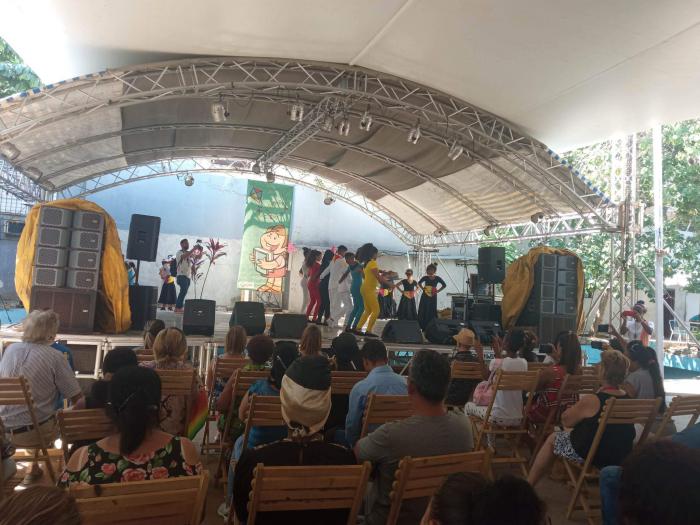 Personas en la inauguración de la feria