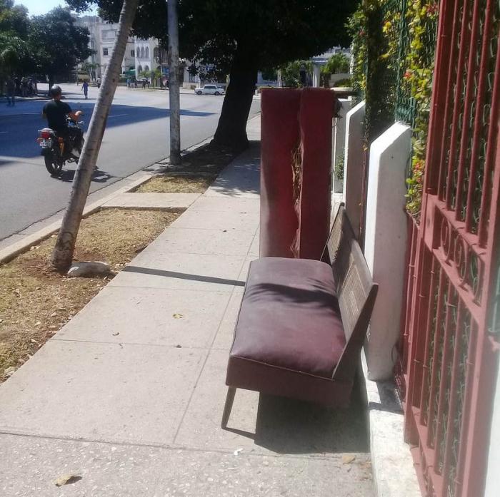 Sofá en la calle 23 del vedado