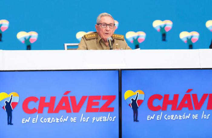 Raúl Castro y cartel Chávez en el corazón de los pueblos