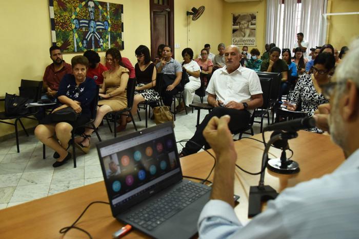Periodistas debaten sobre modelos de gestión de medios