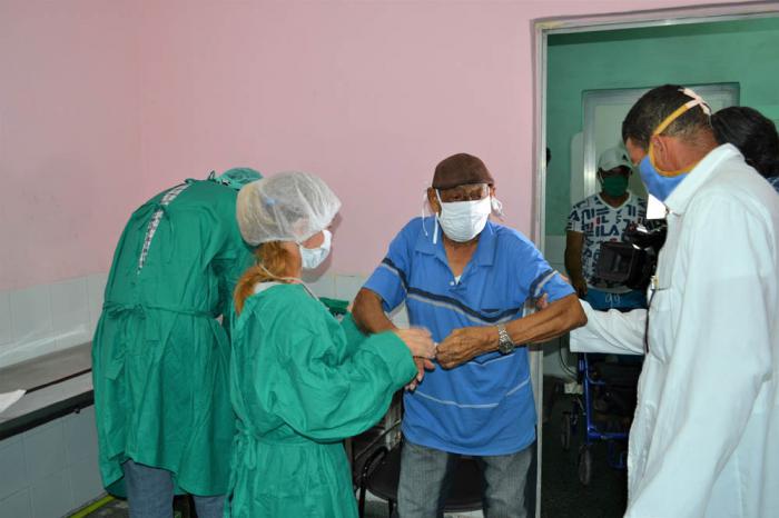 Médicos asisten a anciano