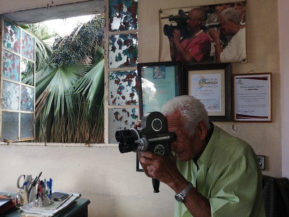 René Ochoa con una cámara