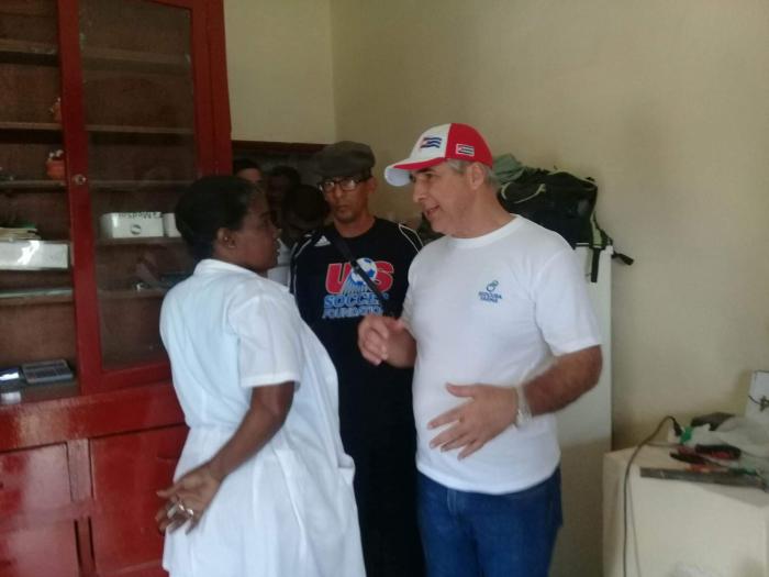 Eduardo Martínez Díaz, presidente de la OSDE de BioCubaFarma, intercambia con una trabajadora de la farmacia de Nuevo Miraflores. 