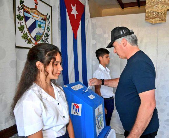 El presidente cubano ejerció su derecho al voto en elecciones nacionales. 