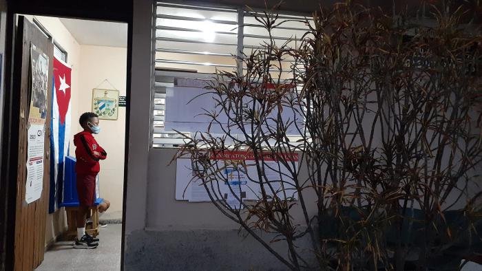 Pionero al lado de una urna electoral